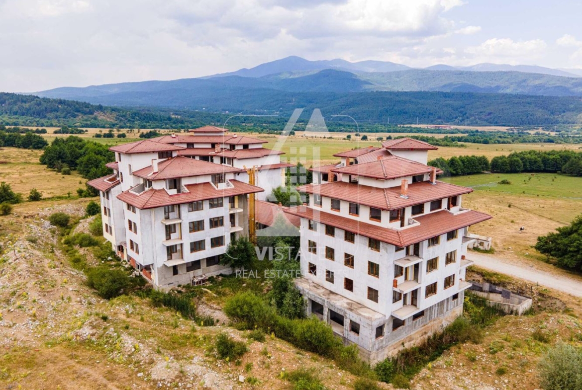Продава се хотелски комплекс с Акт 14 до Pirin Golf & Country Club, Разлог - РЗП 9 500 кв.м - 0