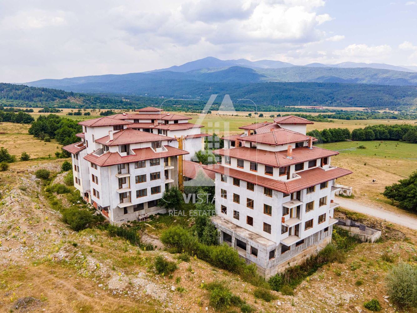 Продава се хотелски комплекс с Акт 14 до Pirin Golf & Country Club, Разлог - РЗП 9 500 кв.м - 0