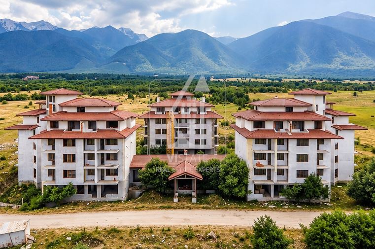 Продава се хотелски комплекс с Акт 14 до Pirin Golf & Country Club, Разлог - РЗП 9 500 кв.м - 0