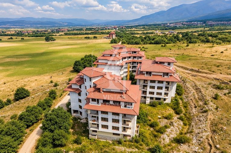 Продава се хотелски комплекс с Акт 14 до Pirin Golf & Country Club, Разлог - РЗП 9 500 кв.м - 0